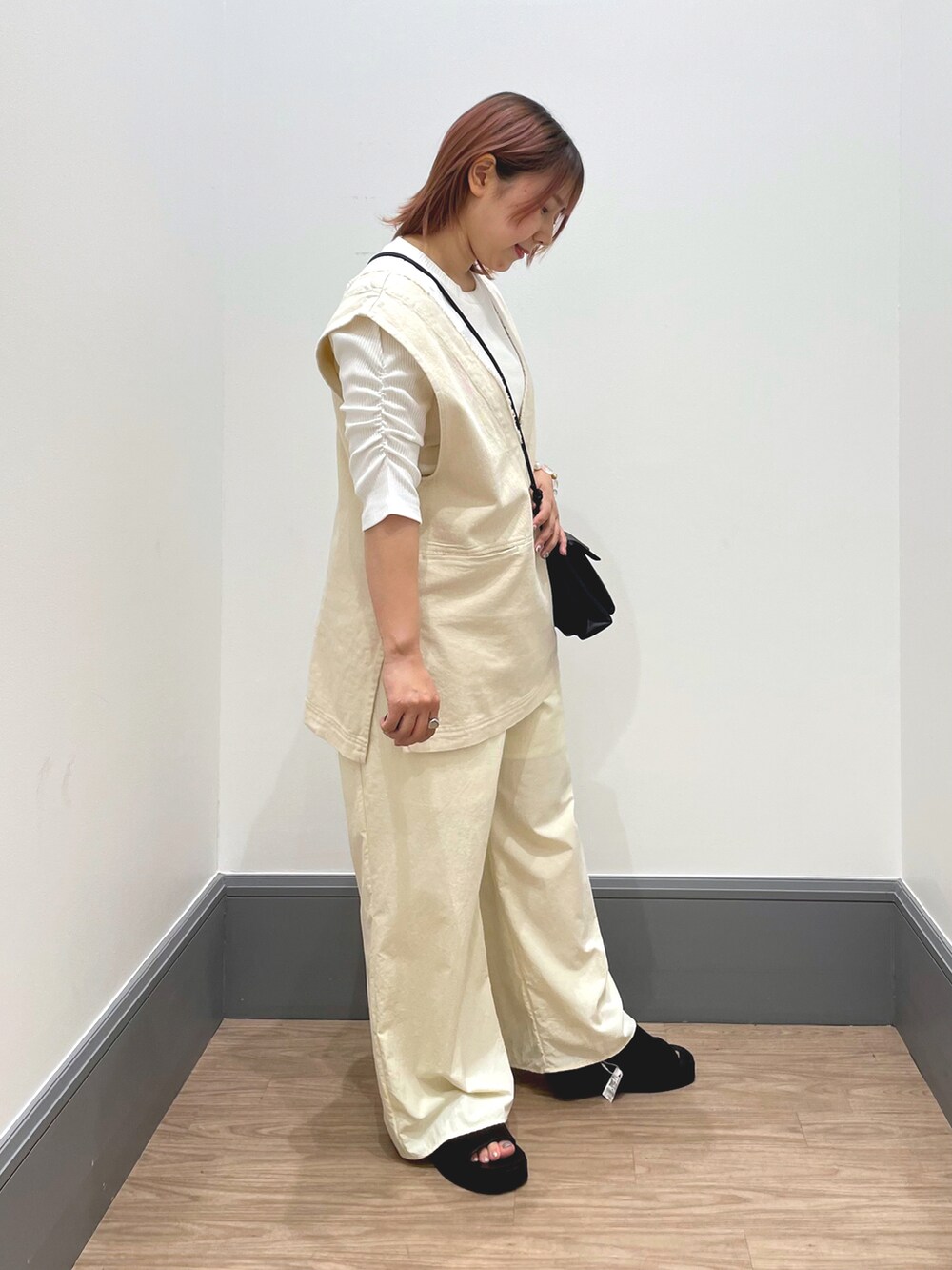 「LOWRYS FARM、おしゃれさんと繋がりたい、大人カジュアル、カジュアル、パンツスタイル、いいね、save、フォローお願いします🤑、体型カバー、ホワイトコーデ、モノトーン、モノトーンコーデ」|「LOWRYS FARMの2ポケミニショルダーBAG 171119(ショルダーバッグ、ブラック系)」を使った、よこさんさん(レディース・153cm)の春コーディネートの3枚目の写真