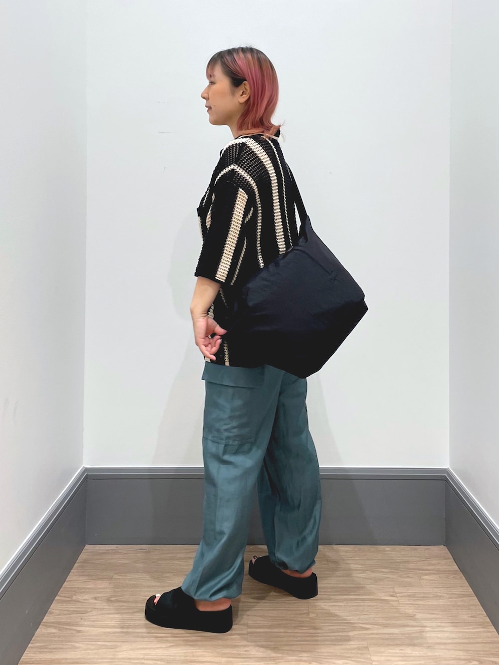 「お出かけコーデ、シンプルスタイル、ラフ、おしゃれさんと繋がりたい、ショルダーバッグ、ニット、カーディガン、カーゴパンツ」|「LOWRYS FARMのメッシュポケツキカーディガン 194639(ニット/セーター、ブラック系)」を使った、よこさんさん(レディース・153cm)の夏コーディネートの2枚目の写真