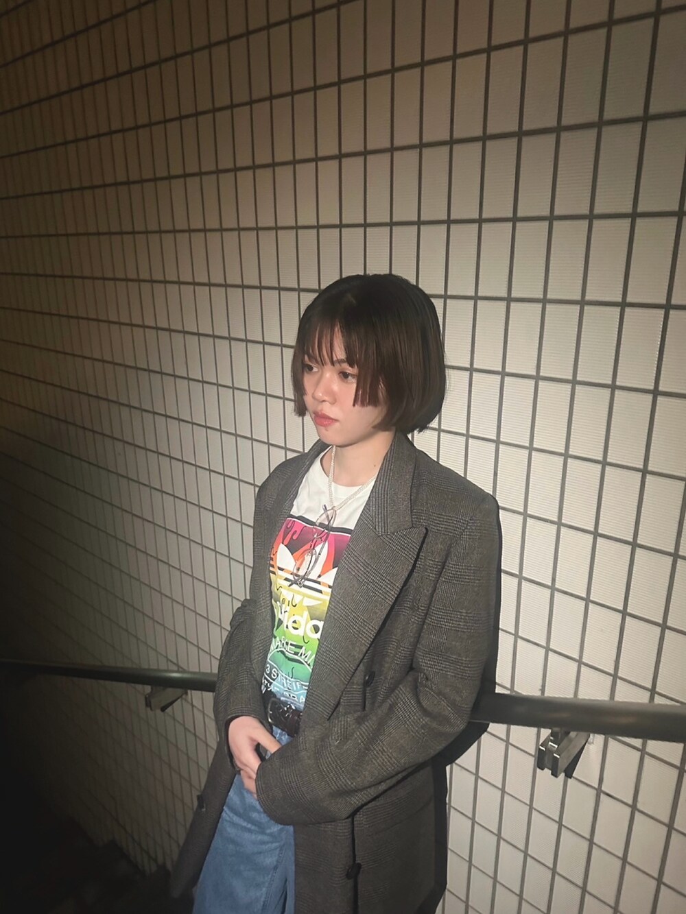 ブラウン系のジャケット/アウター、ホワイト系のTシャツ/カットソーを着用したレディースの冬コーディネートの2枚目の写真