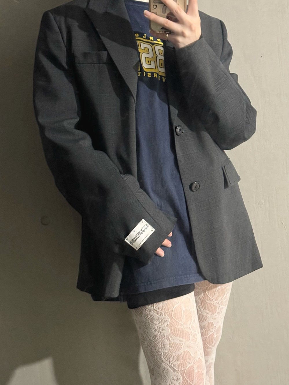 ブルー系のTシャツ/カットソー、ホワイト系のタイツ/ストッキングを着用したレディースの冬コーディネートの2枚目の写真
