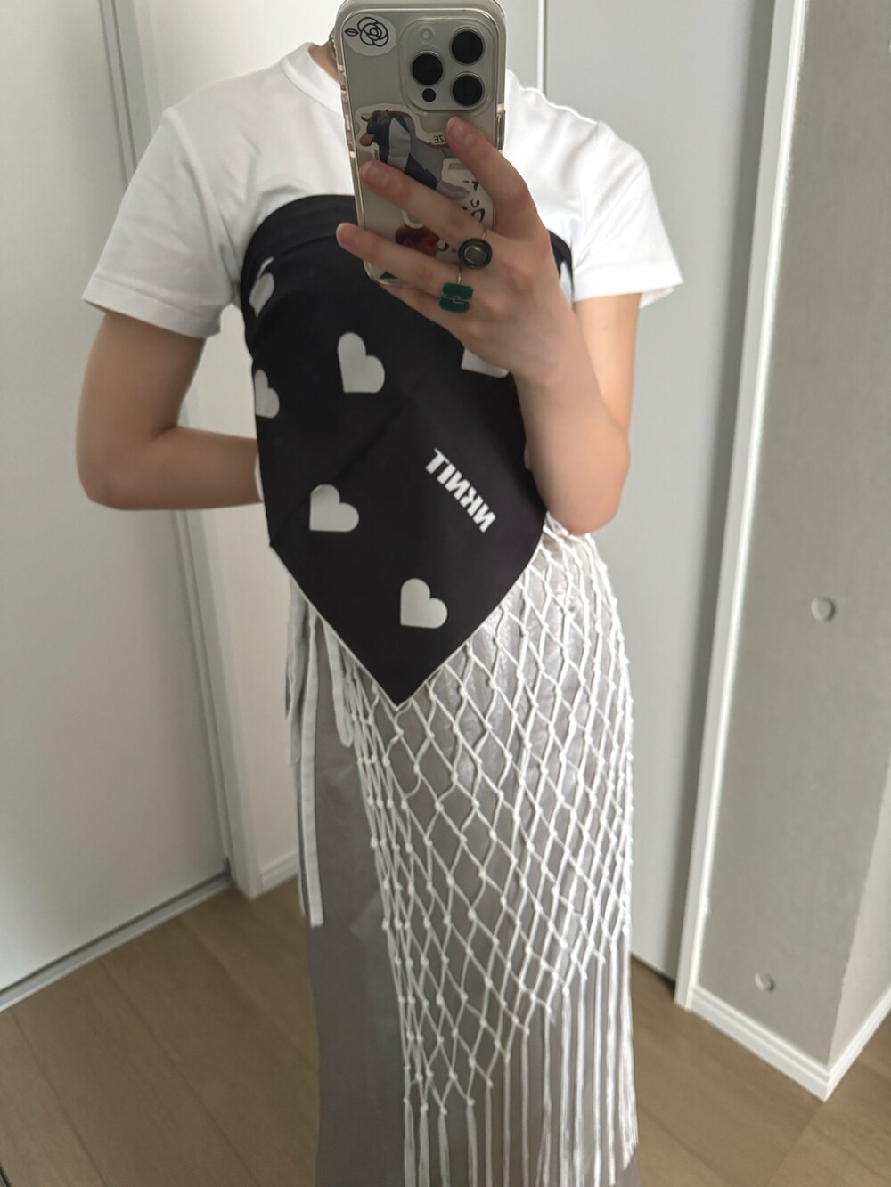 シルバー系のスカート、ホワイト系のスカート、シルバー系のパンプスを着用したレディースの春コーディネートの2枚目の写真