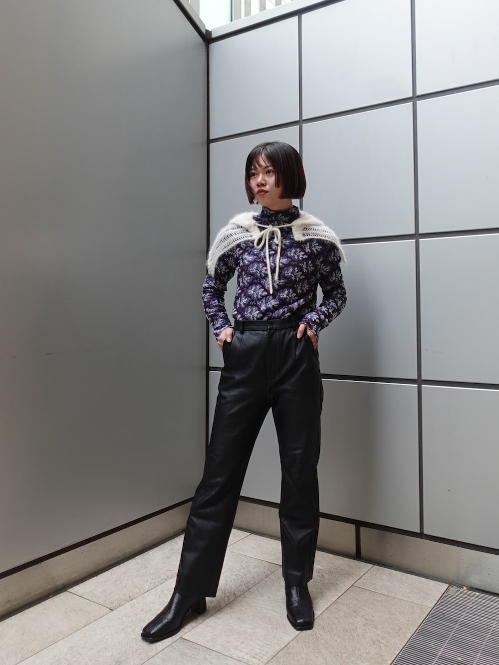 ブルー系のニット/セーター、ブラック系のブーツを着用したレディースの冬コーディネートの2枚目の写真