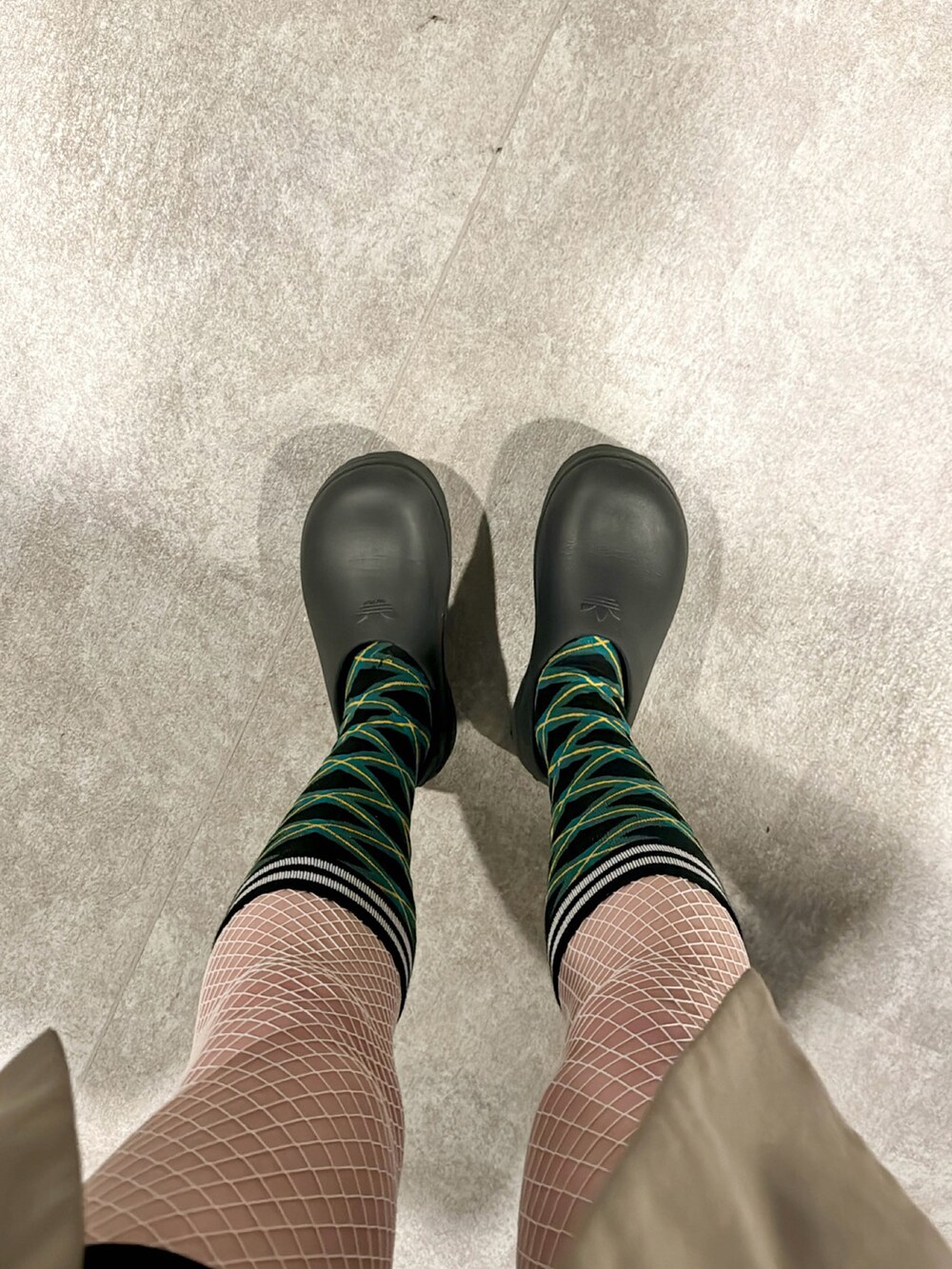 グリーン系のテーラードジャケット、ブラック系のサングラスを着用したレディースの冬コーディネートの2枚目の写真