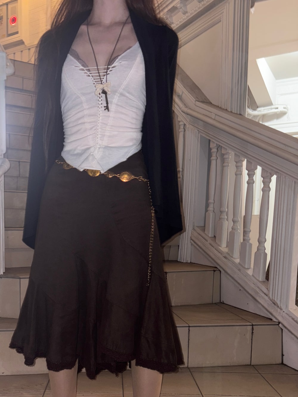 ホワイト系のキャミソールを着用したレディースの秋コーディネートの5枚目の写真