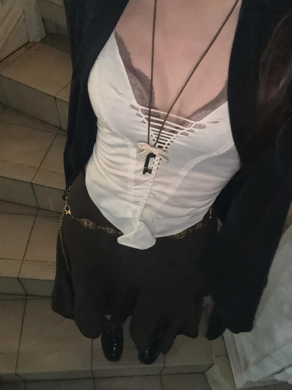 ホワイト系のキャミソールを着用したレディースの秋コーディネートの4枚目の写真