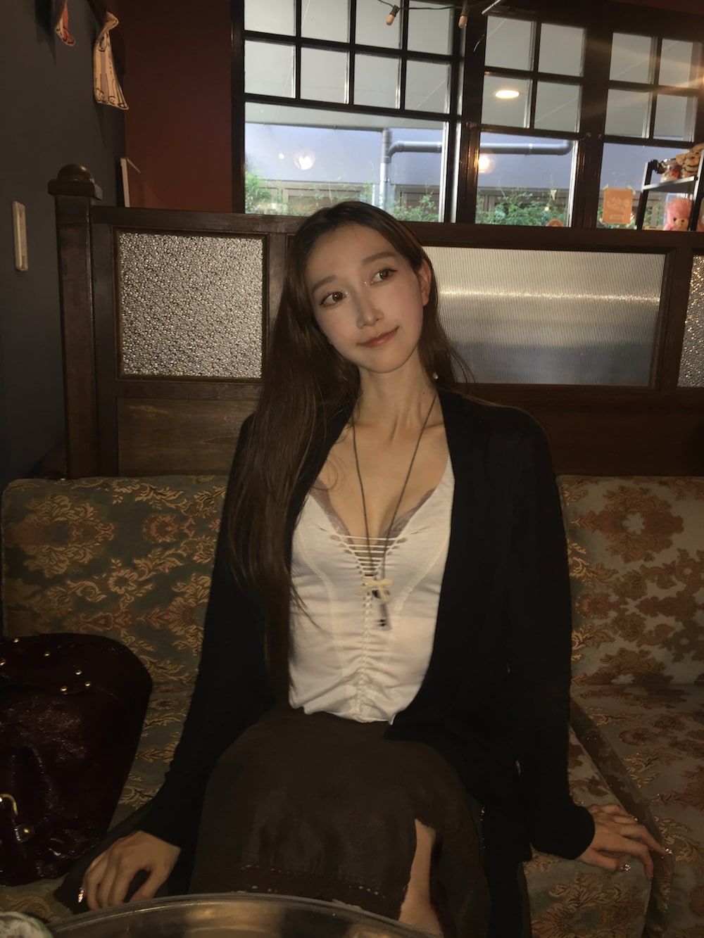 ホワイト系のキャミソールを着用したレディースの秋コーディネートの2枚目の写真