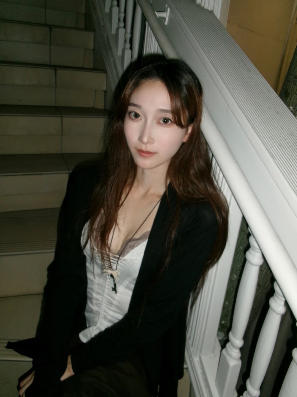 ホワイト系のキャミソールを着用したレディースの秋コーディネートの3枚目の写真