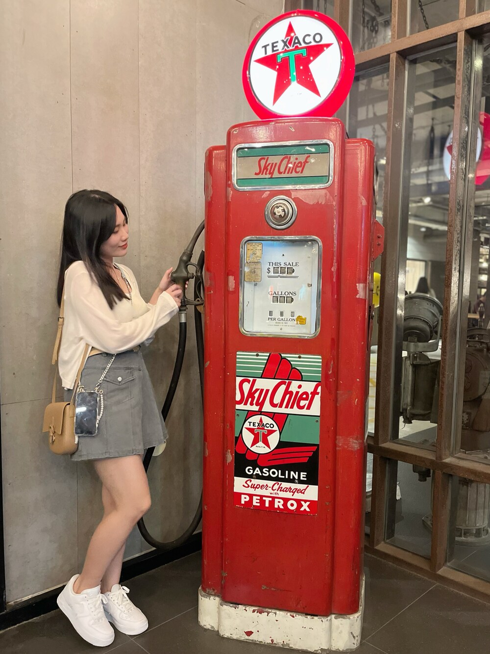 グレー系のデニムスカートを着用したレディースの夏コーディネートの2枚目の写真