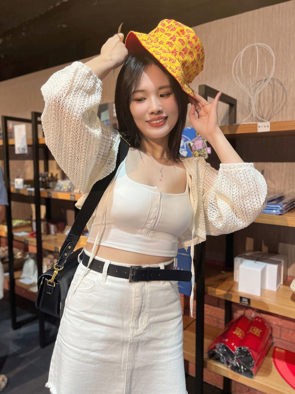 「AIR SPACEのアイテム（デニムスカート、ホワイト系）」を使った、箖恩さん（レディース・161cm）の夏コーディネートの2枚目の写真