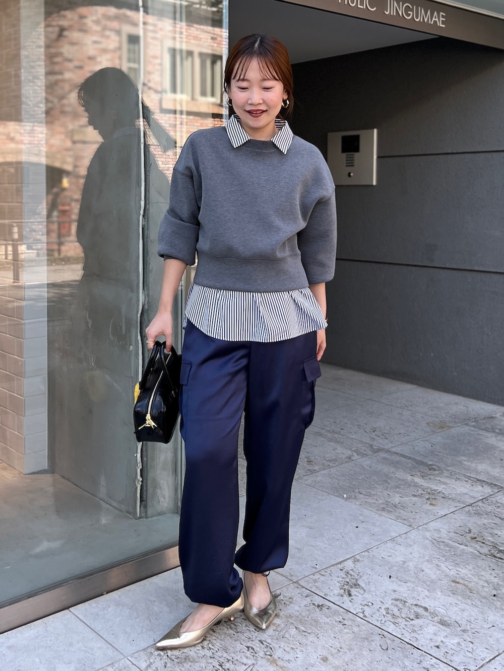 「スウェット、スウェットコーデ、パンツスタイル、パンツコーデ、カーゴパンツ、シャツスタイル、シャツコーデ、骨格ストレート、レイヤードスタイル、オトナカジュアル、大人カジュアル、きれいめカジュアル、秋コーデ、秋服準備はじめました」|「NOLLEY’S Sophiの刺繍ダンボールショートプルオーバーカットソー(Tシャツ/カットソー、グレー系)」を使った、nol sachieさん(レディース・160cm)の秋コーディネートの3枚目の写真