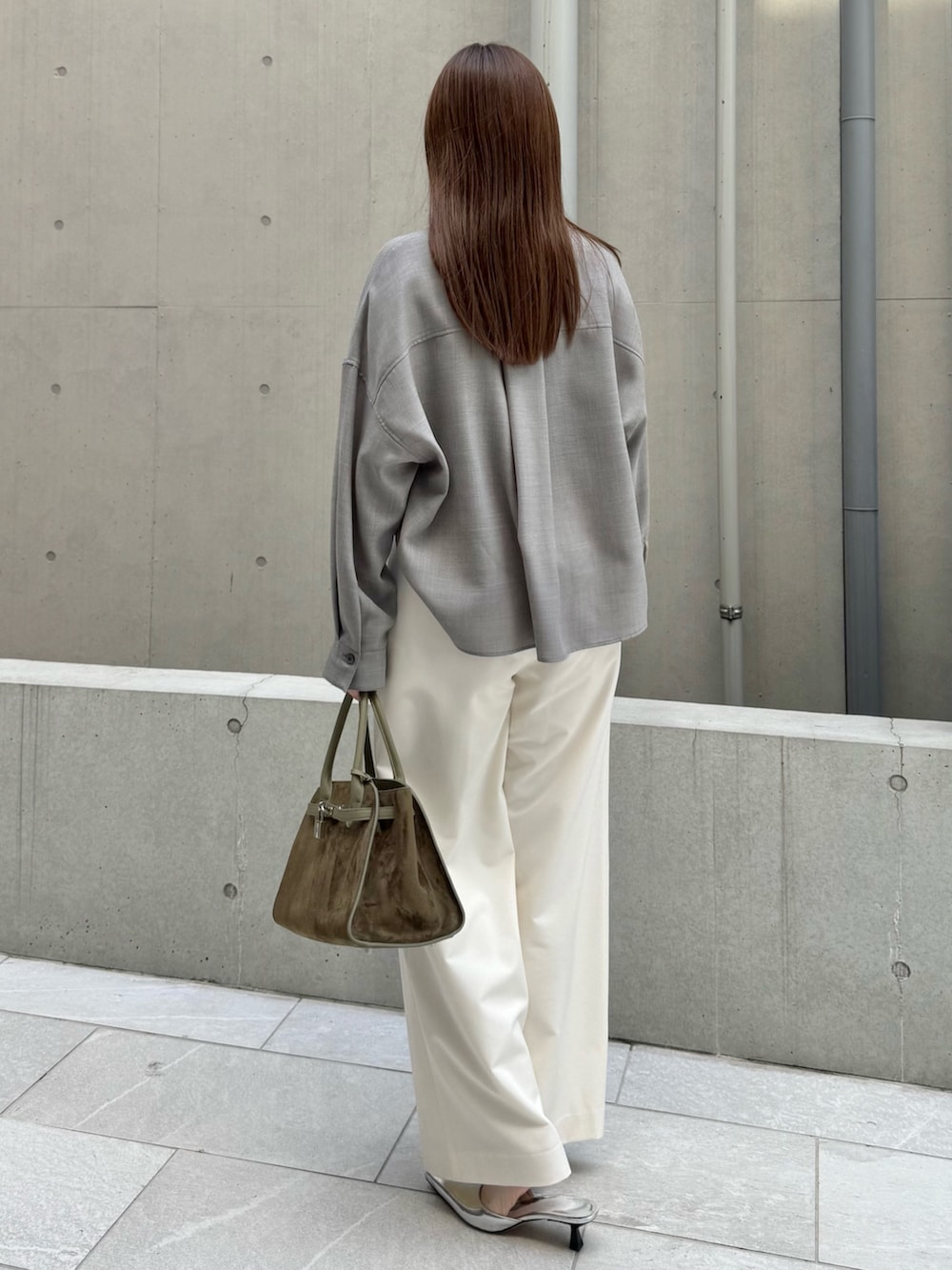 ホワイト系のその他パンツ、グレー系のシャツ/ブラウス、ブラウン系のトートバッグを着用したレディースの秋コーディネートの8枚目の写真