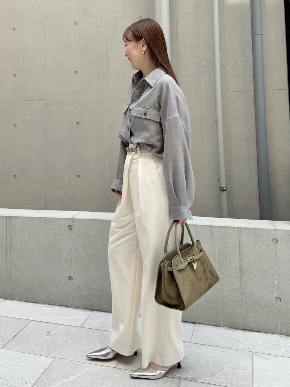 ホワイト系のその他パンツ、グレー系のシャツ/ブラウス、ブラウン系のトートバッグを着用したレディースの秋コーディネートの5枚目の写真