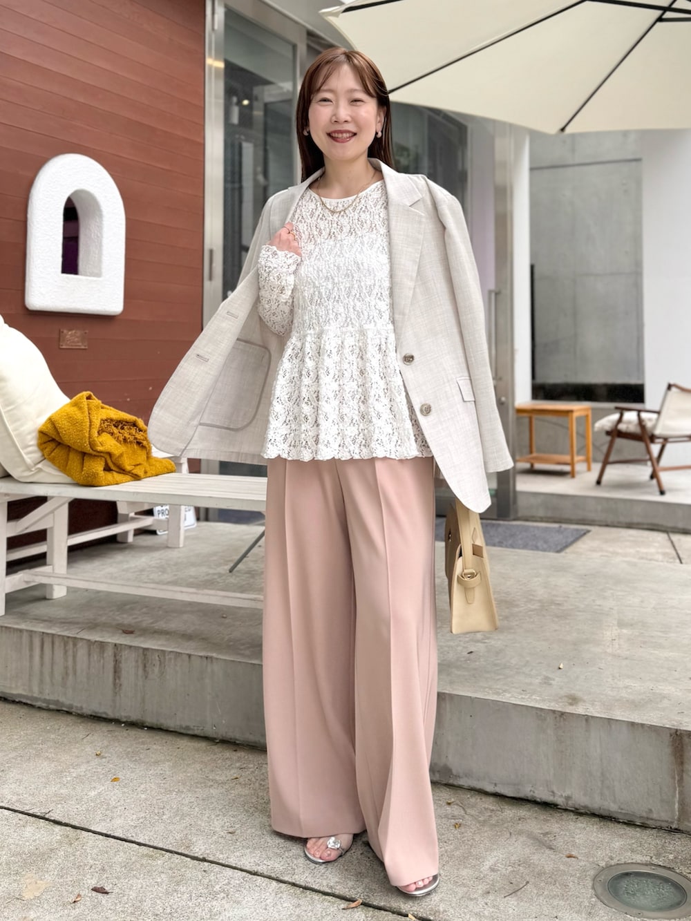 ベージュ系のトートバッグ、ピンク系のその他パンツ、ホワイト系のシャツ/ブラウスを着用したレディースの春コーディネートの3枚目の写真