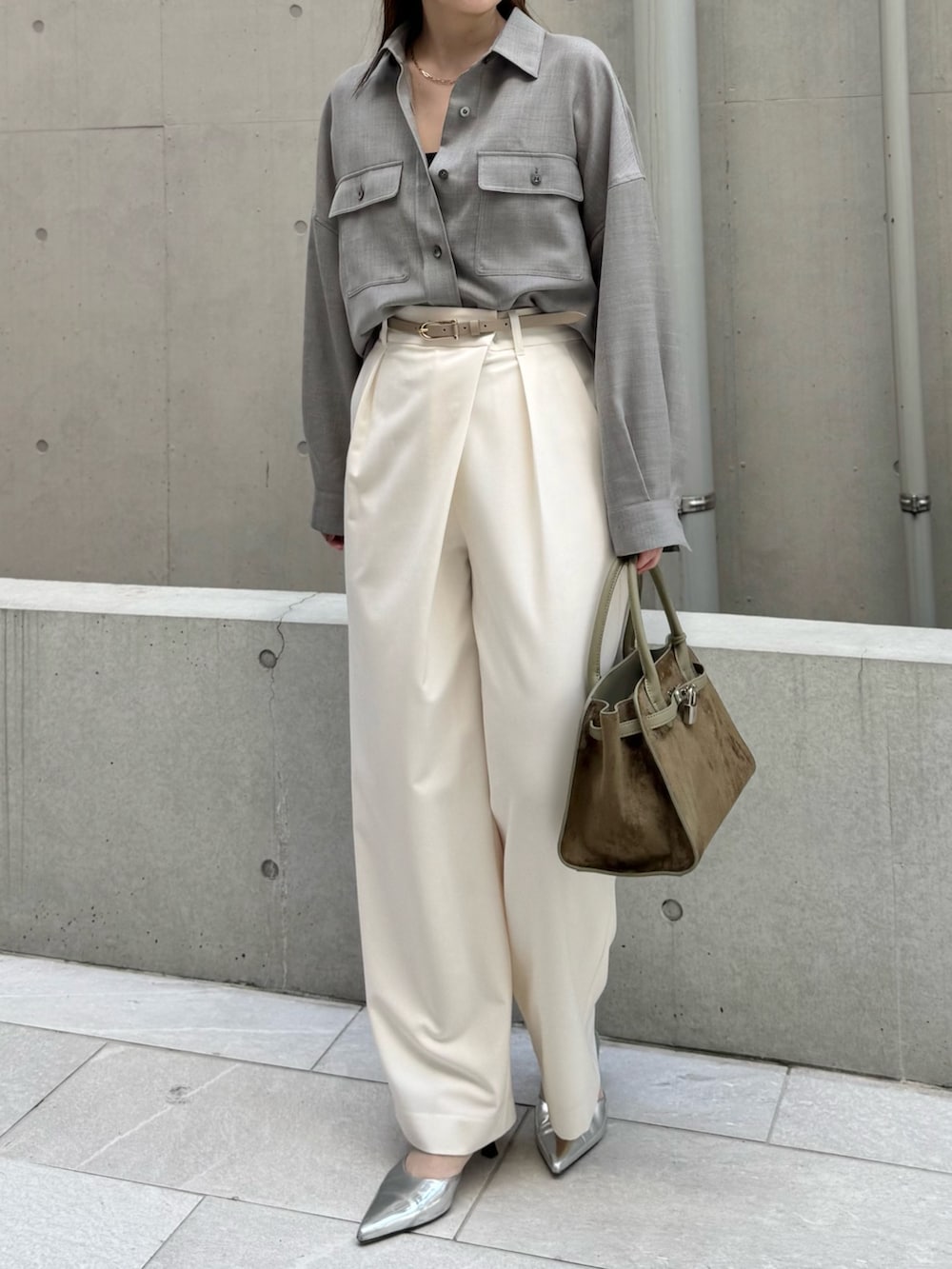 ホワイト系のその他パンツ、グレー系のシャツ/ブラウス、ブラウン系のトートバッグを着用したレディースの秋コーディネートの3枚目の写真