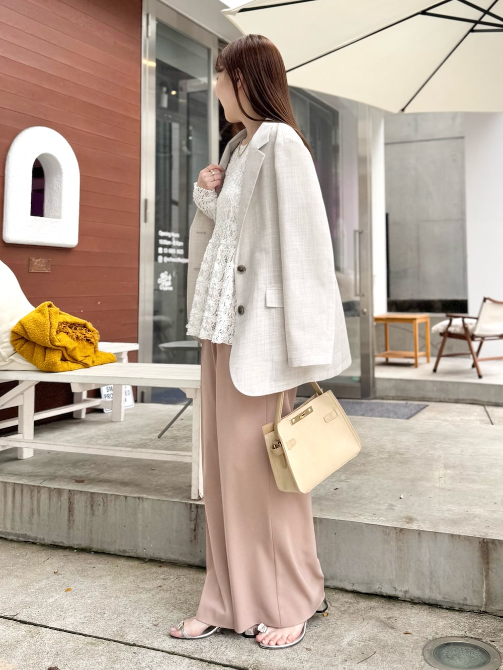 ベージュ系のトートバッグ、ピンク系のその他パンツ、ホワイト系のシャツ/ブラウスを着用したレディースの春コーディネートの7枚目の写真