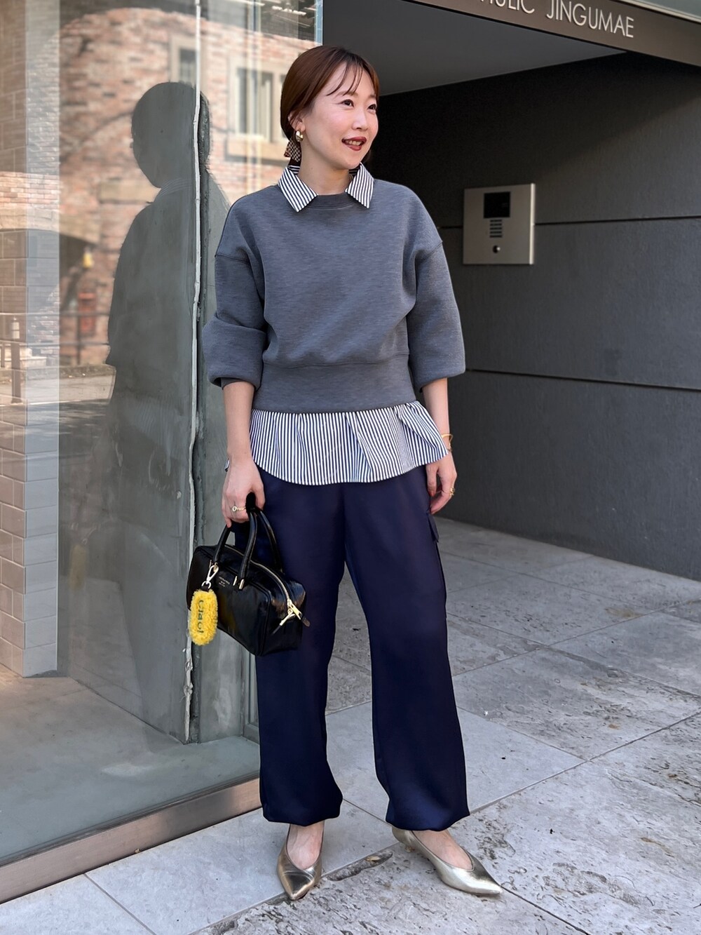「スウェット、スウェットコーデ、パンツスタイル、パンツコーデ、カーゴパンツ、シャツスタイル、シャツコーデ、骨格ストレート、レイヤードスタイル、オトナカジュアル、大人カジュアル、きれいめカジュアル、秋コーデ、秋服準備はじめました」|「NOLLEY’S Sophiの刺繍ダンボールショートプルオーバーカットソー(Tシャツ/カットソー、グレー系)」を使った、nol sachieさん(レディース・160cm)の秋コーディネートの5枚目の写真