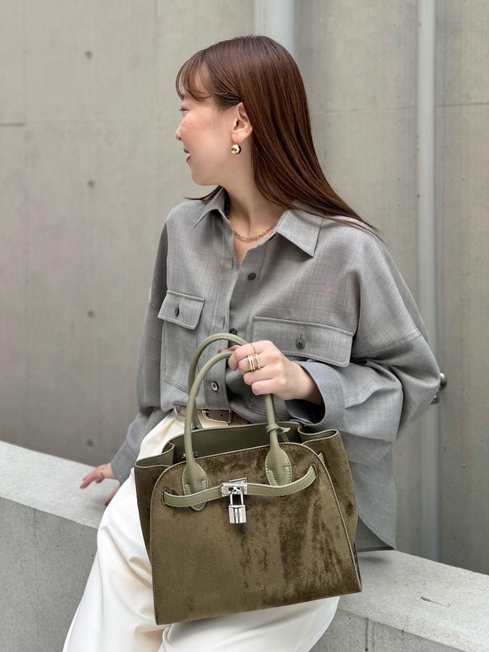 ホワイト系のその他パンツ、グレー系のシャツ/ブラウス、ブラウン系のトートバッグを着用したレディースの秋コーディネートの9枚目の写真