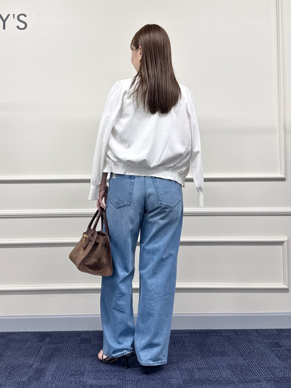 ブルー系のデニムパンツ、ブラウン系のトートバッグ、ホワイト系のカーディガン/ボレロを着用したレディースの夏コーディネートの9枚目の写真