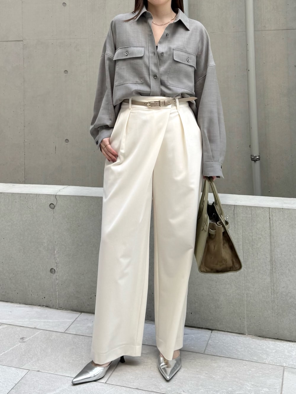 ホワイト系のその他パンツ、グレー系のシャツ/ブラウス、ブラウン系のトートバッグを着用したレディースの秋コーディネートの4枚目の写真