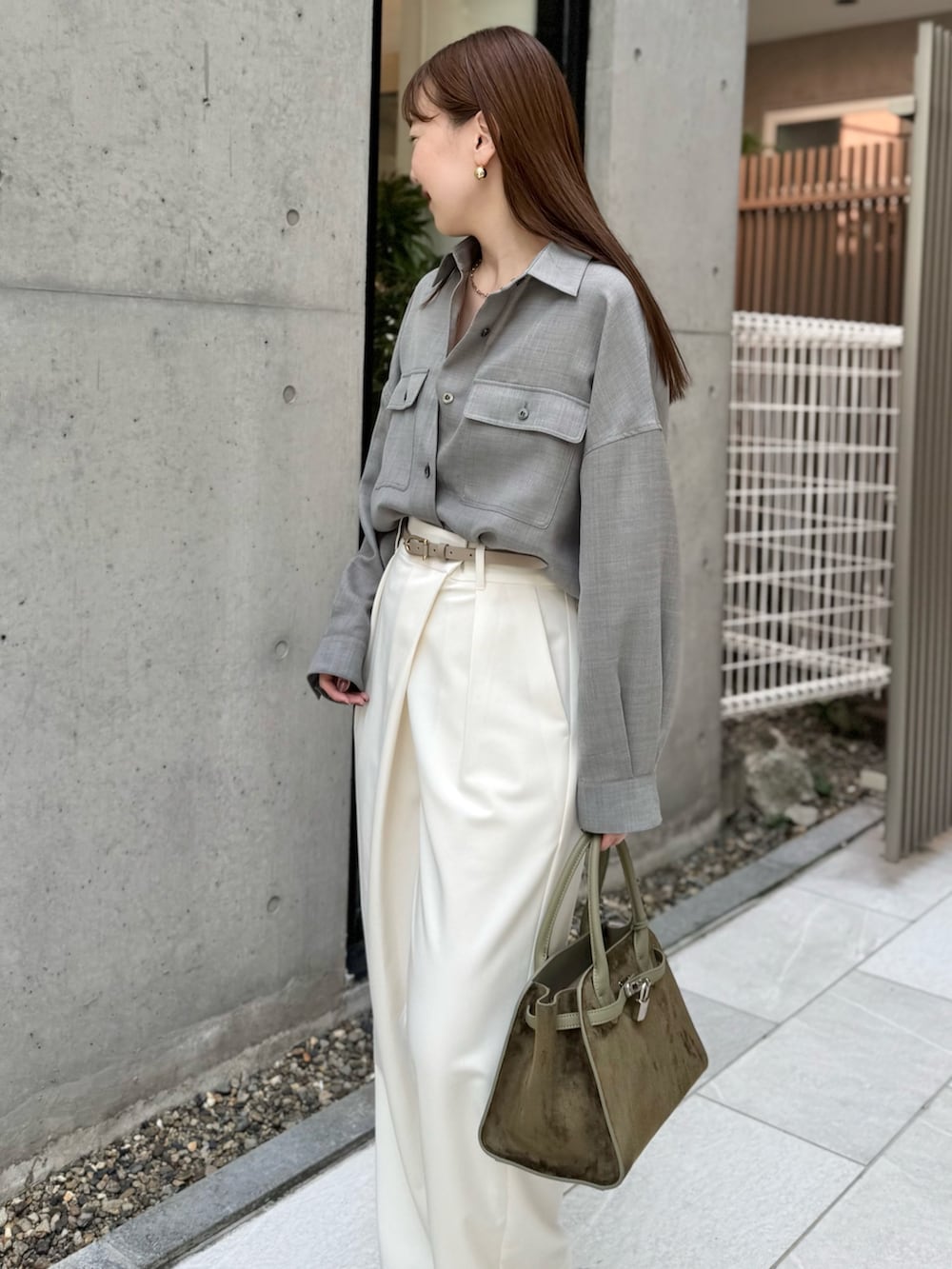 ホワイト系のその他パンツ、グレー系のシャツ/ブラウス、ブラウン系のトートバッグを着用したレディースの秋コーディネートの7枚目の写真