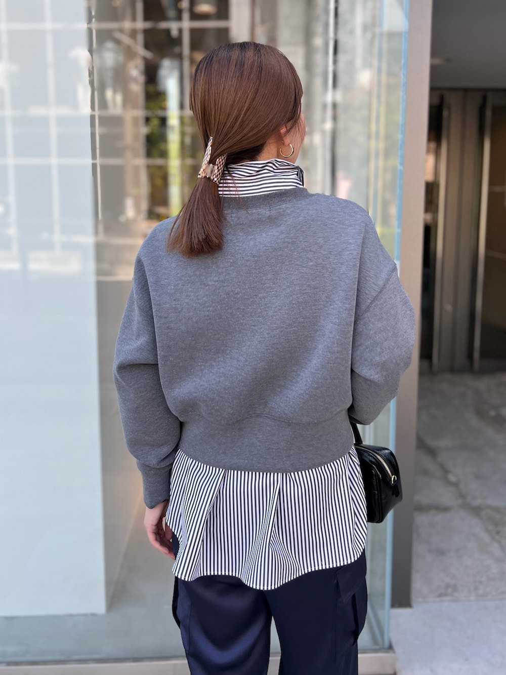 「スウェット、スウェットコーデ、パンツスタイル、パンツコーデ、カーゴパンツ、シャツスタイル、シャツコーデ、骨格ストレート、レイヤードスタイル、オトナカジュアル、大人カジュアル、きれいめカジュアル、秋コーデ、秋服準備はじめました」|「NOLLEY’S Sophiの刺繍ダンボールショートプルオーバーカットソー(Tシャツ/カットソー、グレー系)」を使った、nol sachieさん(レディース・160cm)の秋コーディネートの9枚目の写真