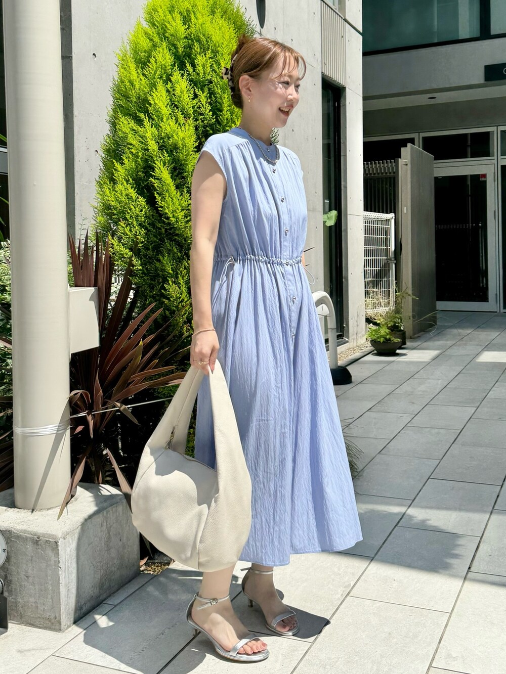 ブルー系のワンピース、ホワイト系のショルダーバッグ、シルバー系のサンダルを着用したレディースの夏コーディネートの5枚目の写真