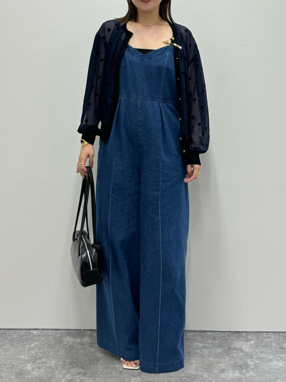 「カーディガン、シアートップス、シアーシャツ、ドット、ドット柄、オールインワン、サロペット、デニムコーデ、デニム、デニムパンツ、ワントーンコーデ、夏コーデ、秋コーデ、秋のコーデ、骨格ストレート」｜「Rie Millerの【RM denim】デニムオールインワン（つなぎ/オールインワン、ブルー系）」を使った、nol sachieさん（レディース・160cm）の夏コーディネートの4枚目の写真