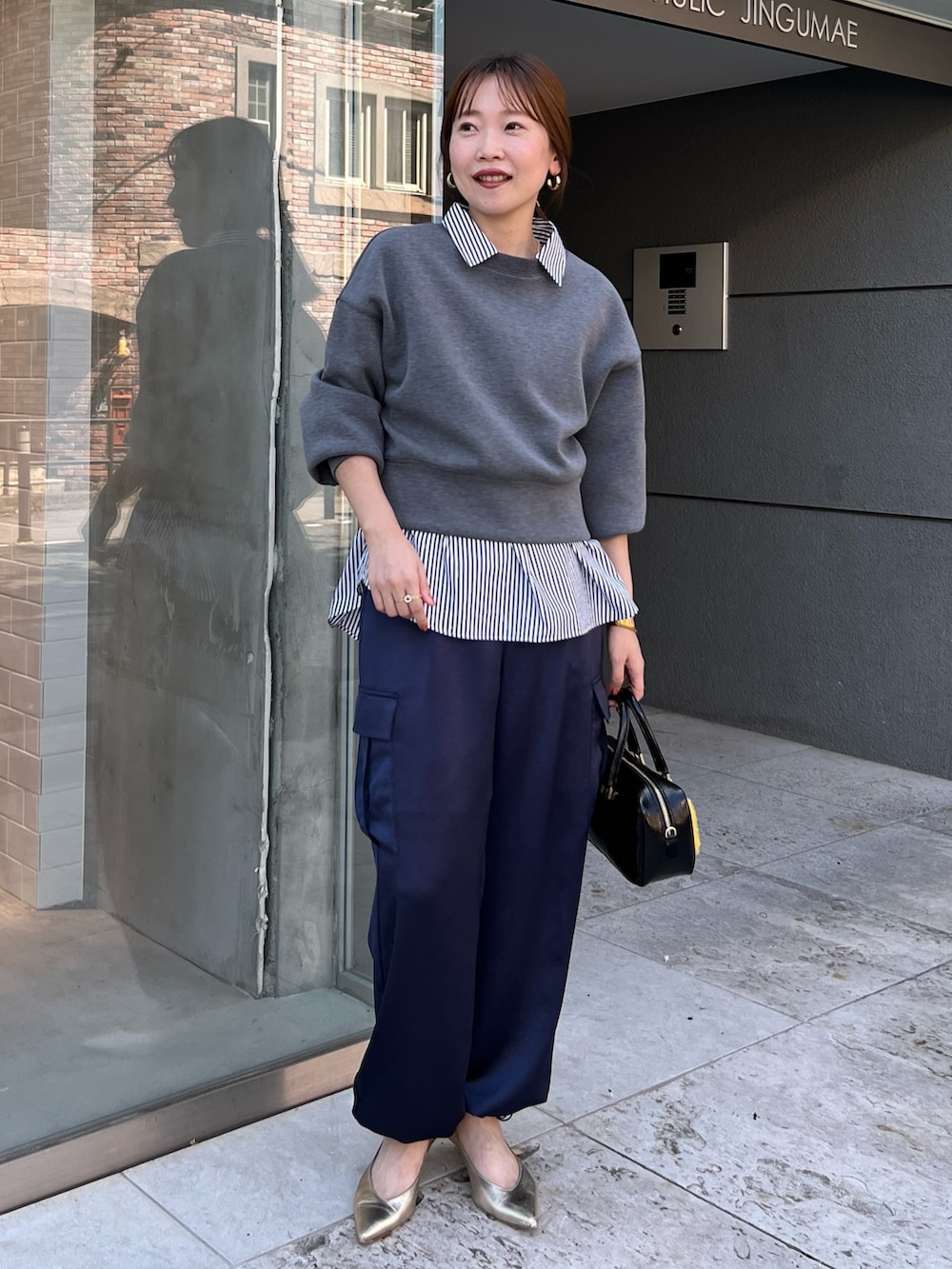 「スウェット、スウェットコーデ、パンツスタイル、パンツコーデ、カーゴパンツ、シャツスタイル、シャツコーデ、骨格ストレート、レイヤードスタイル、オトナカジュアル、大人カジュアル、きれいめカジュアル、秋コーデ、秋服準備はじめました」|「NOLLEY’S Sophiの刺繍ダンボールショートプルオーバーカットソー(Tシャツ/カットソー、グレー系)」を使った、nol sachieさん(レディース・160cm)の秋コーディネートの2枚目の写真