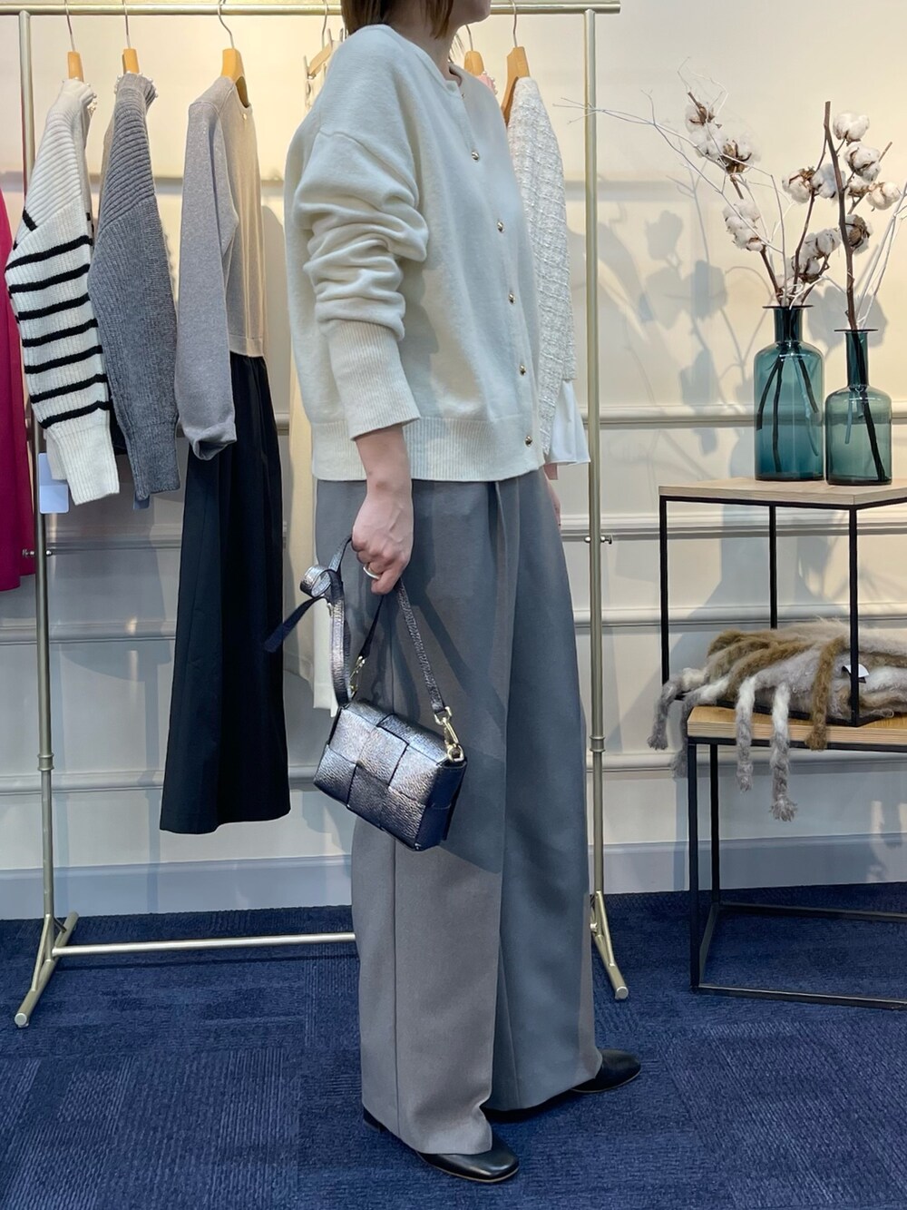 ホワイト系のカーディガン/ボレロ、ブラック系のブーツ、その他のショルダーバッグを着用したレディースの秋コーディネートの3枚目の写真