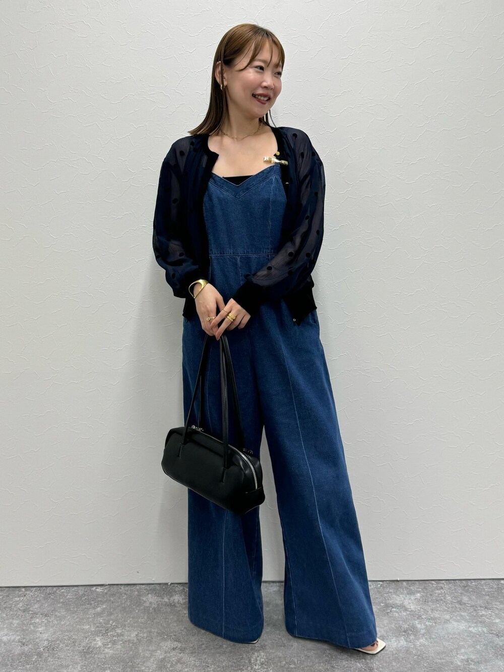 「カーディガン、シアートップス、シアーシャツ、ドット、ドット柄、オールインワン、サロペット、デニムコーデ、デニム、デニムパンツ、ワントーンコーデ、夏コーデ、秋コーデ、秋のコーデ、骨格ストレート」｜「Rie Millerの【RM denim】デニムオールインワン（つなぎ/オールインワン、ブルー系）」を使った、nol sachieさん（レディース・160cm）の夏コーディネートの3枚目の写真