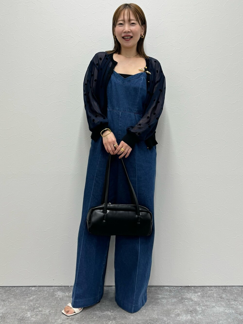 「カーディガン、シアートップス、シアーシャツ、ドット、ドット柄、オールインワン、サロペット、デニムコーデ、デニム、デニムパンツ、ワントーンコーデ、夏コーデ、秋コーデ、秋のコーデ、骨格ストレート」｜「Rie Millerの【RM denim】デニムオールインワン（つなぎ/オールインワン、ブルー系）」を使った、nol sachieさん（レディース・160cm）の夏コーディネートの5枚目の写真