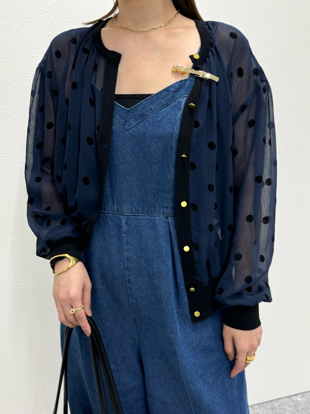 「カーディガン、シアートップス、シアーシャツ、ドット、ドット柄、オールインワン、サロペット、デニムコーデ、デニム、デニムパンツ、ワントーンコーデ、夏コーデ、秋コーデ、秋のコーデ、骨格ストレート」｜「Rie Millerの【RM denim】デニムオールインワン（つなぎ/オールインワン、ブルー系）」を使った、nol sachieさん（レディース・160cm）の夏コーディネートの9枚目の写真