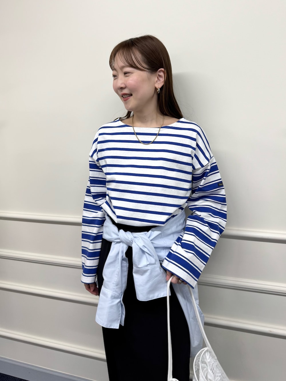 ブラック系のスカート、ブルー系のシャツ/ブラウス、ブルー系のTシャツ/カットソーを着用したレディースの春コーディネートの9枚目の写真