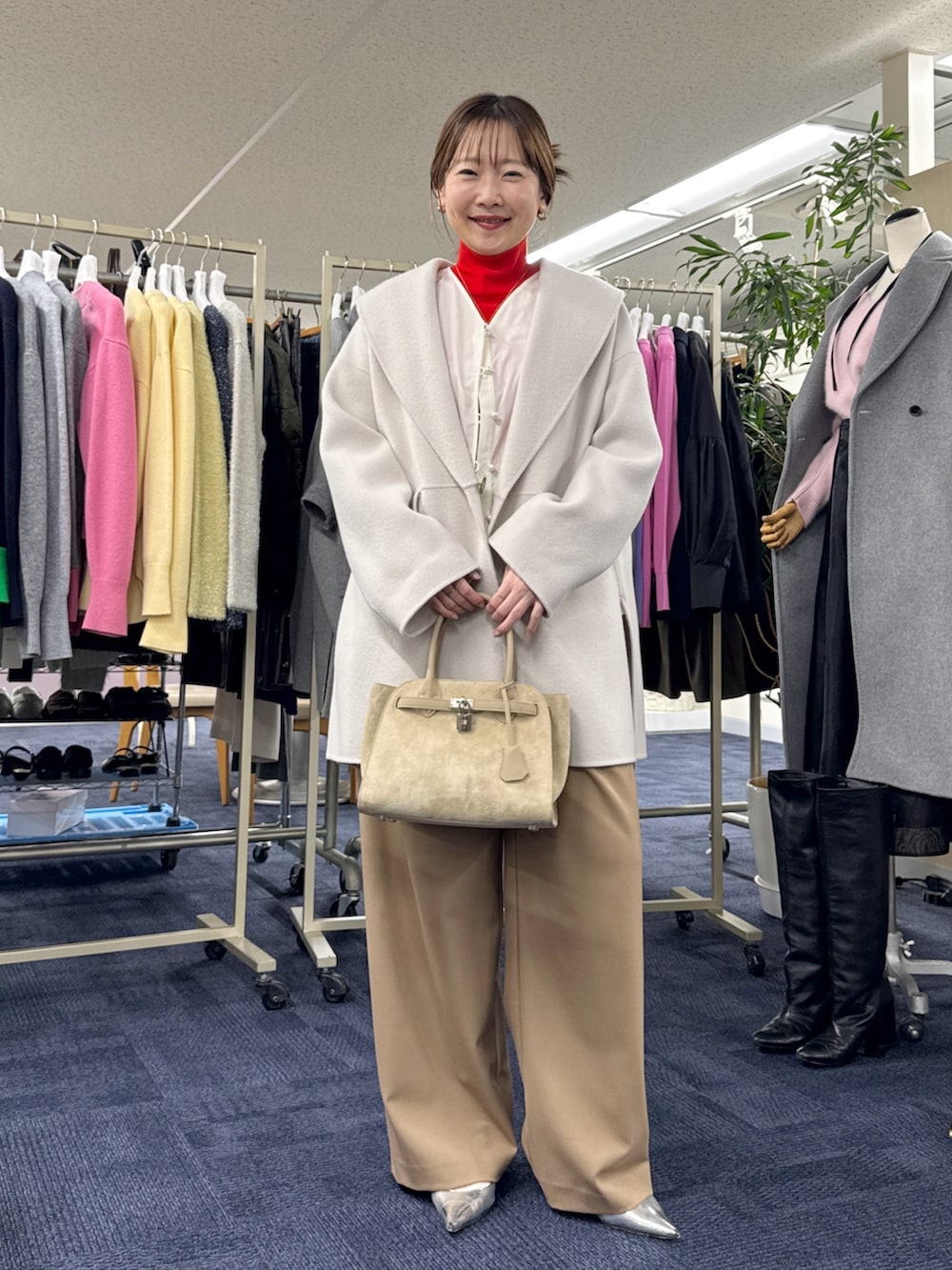 ベージュ系のその他アウター、ホワイト系のシャツ/ブラウス、レッド系のニット/セーターを着用したレディースの秋コーディネートの5枚目の写真