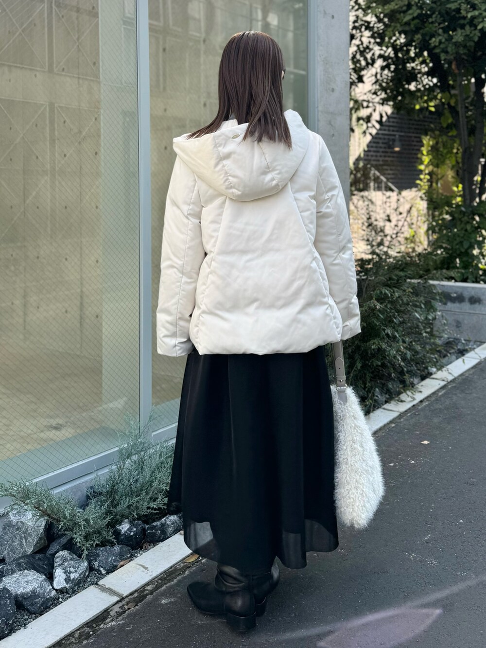 「ニットコーデ、ニット、スカート、ダウンジャケット、ロングブーツ、冬コーデ、お出かけコーデ、骨格ストレート、冬アウター、モノトーン、モノトーンコーデ、シアー、大人女子、オトナ女子、オトナカジュアル」｜「NOLLEY’Sのロイヤルゴールドダウン（ダウンジャケット/コート、ホワイト系）」を使った、nol sachieさん（レディース・160cm）の冬コーディネートの6枚目の写真
