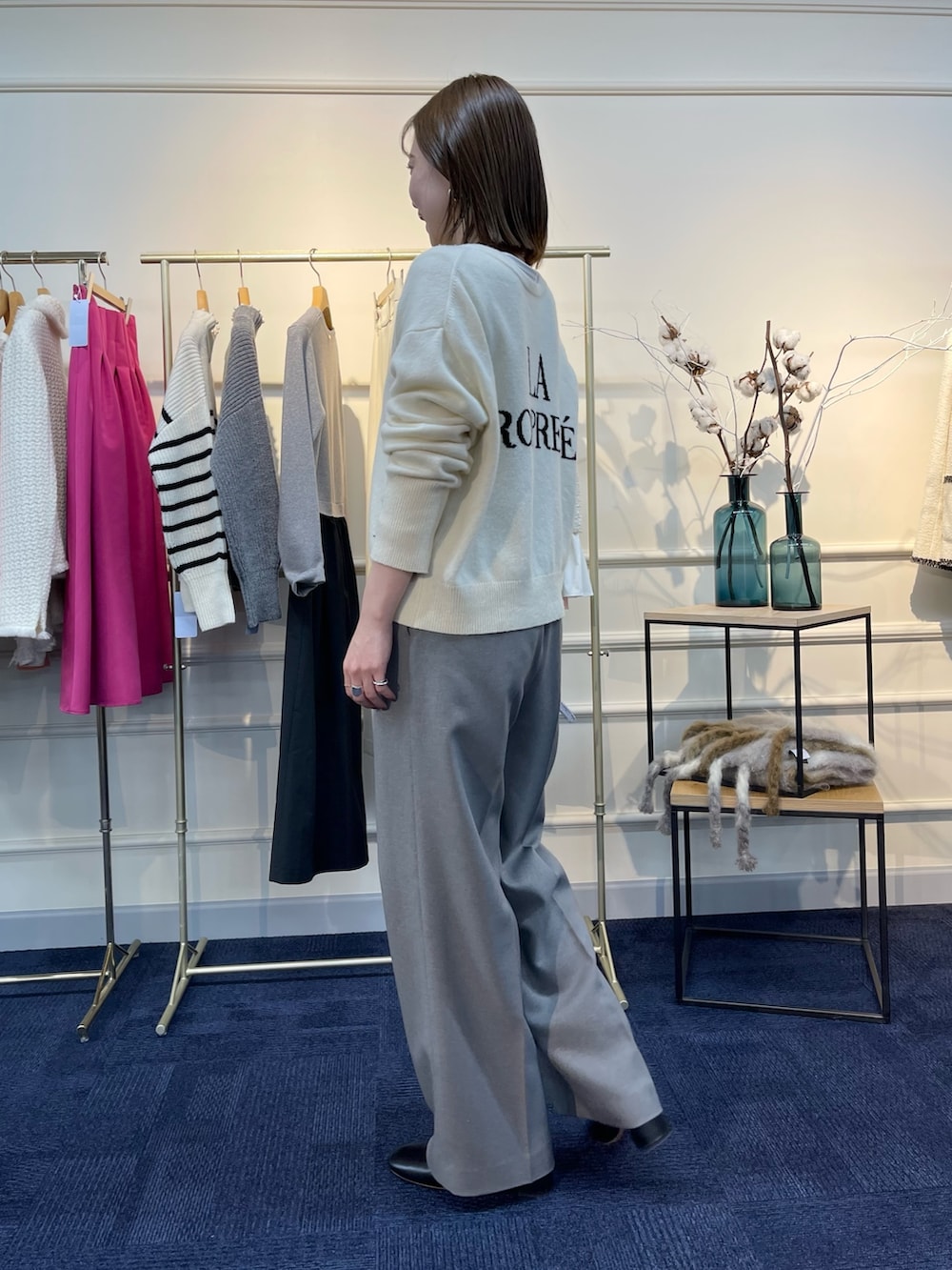 ホワイト系のカーディガン/ボレロ、ブラック系のブーツ、その他のショルダーバッグを着用したレディースの秋コーディネートの5枚目の写真