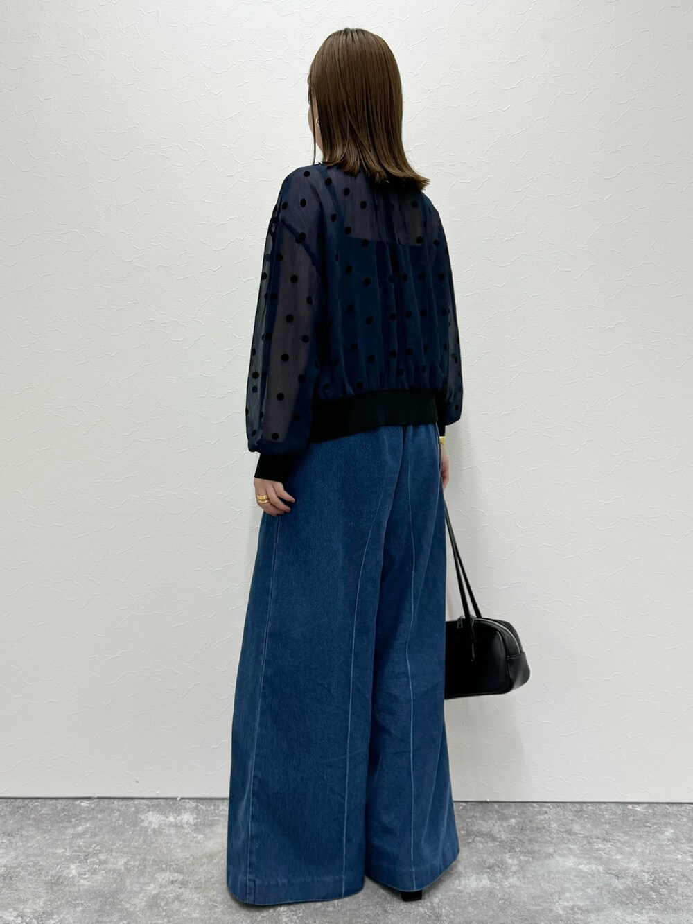 「カーディガン、シアートップス、シアーシャツ、ドット、ドット柄、オールインワン、サロペット、デニムコーデ、デニム、デニムパンツ、ワントーンコーデ、夏コーデ、秋コーデ、秋のコーデ、骨格ストレート」｜「Rie Millerの【RM denim】デニムオールインワン（つなぎ/オールインワン、ブルー系）」を使った、nol sachieさん（レディース・160cm）の夏コーディネートの8枚目の写真
