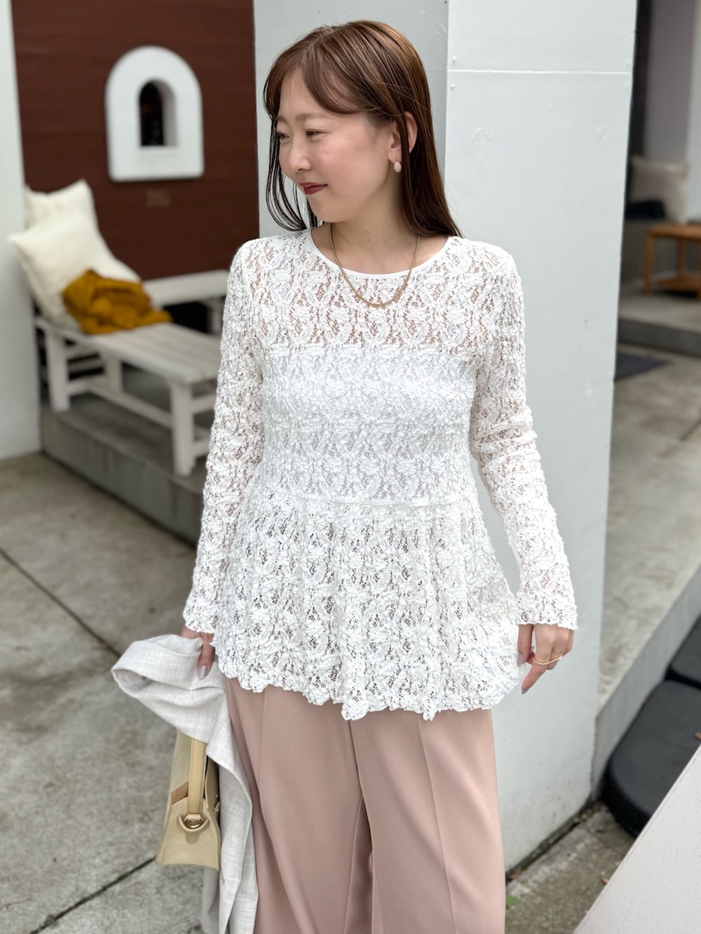 ベージュ系のトートバッグ、ピンク系のその他パンツ、ホワイト系のシャツ/ブラウスを着用したレディースの春コーディネートの9枚目の写真