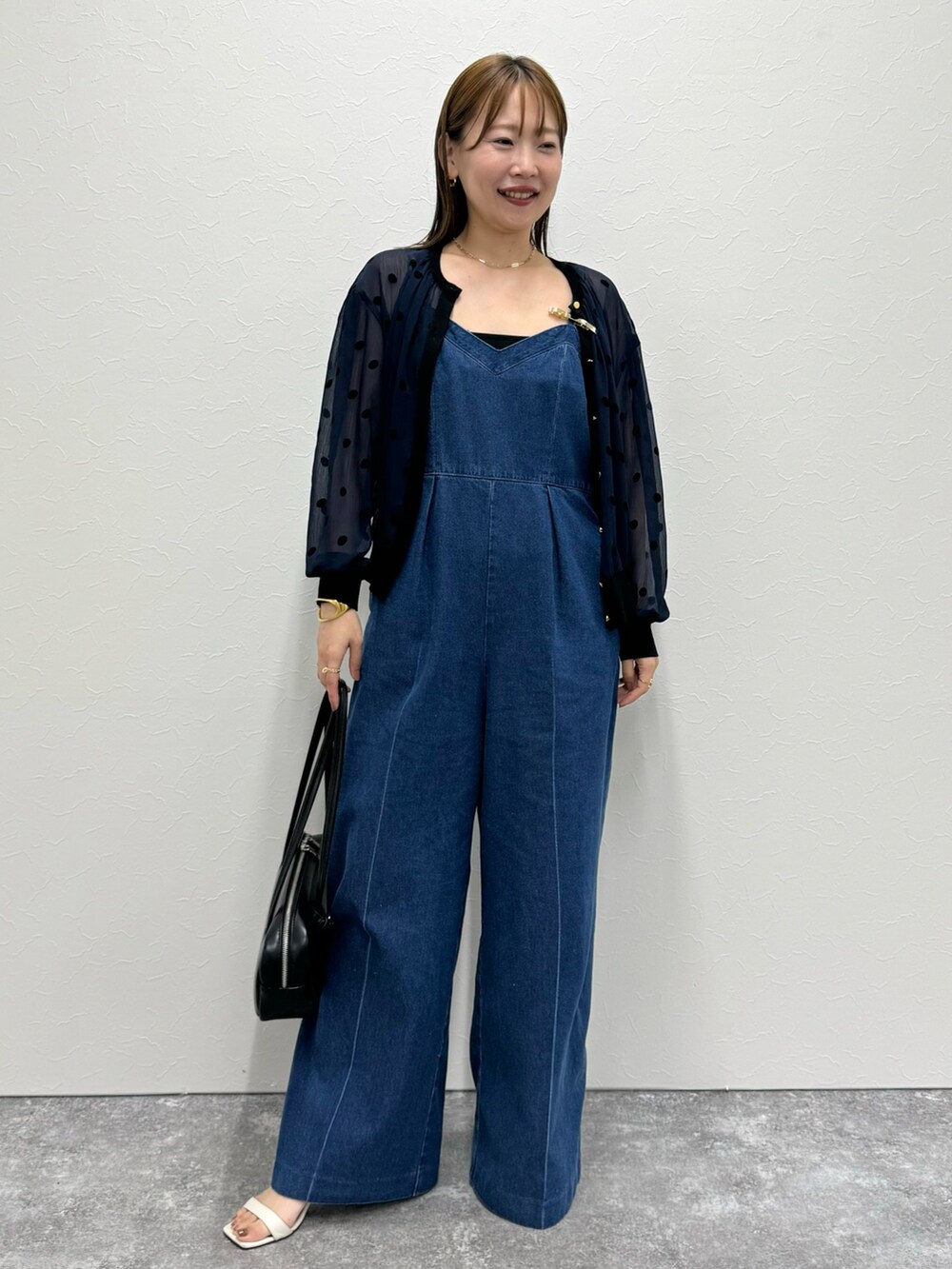 「カーディガン、シアートップス、シアーシャツ、ドット、ドット柄、オールインワン、サロペット、デニムコーデ、デニム、デニムパンツ、ワントーンコーデ、夏コーデ、秋コーデ、秋のコーデ、骨格ストレート」｜「Rie Millerの【RM denim】デニムオールインワン（つなぎ/オールインワン、ブルー系）」を使った、nol sachieさん（レディース・160cm）の夏コーディネートの6枚目の写真