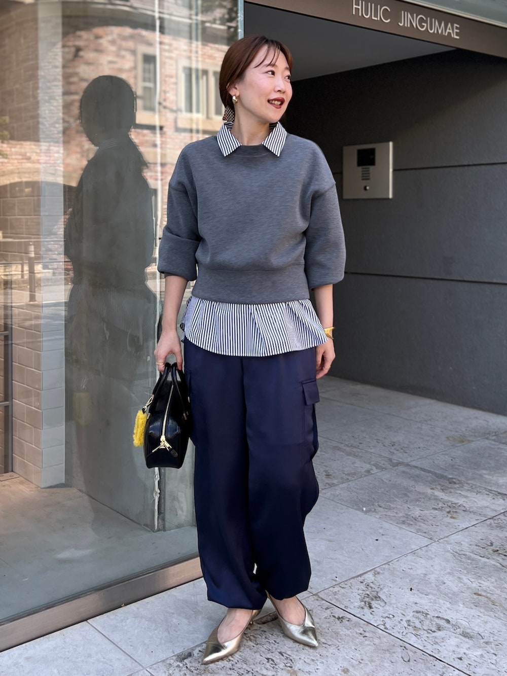 「スウェット、スウェットコーデ、パンツスタイル、パンツコーデ、カーゴパンツ、シャツスタイル、シャツコーデ、骨格ストレート、レイヤードスタイル、オトナカジュアル、大人カジュアル、きれいめカジュアル、秋コーデ、秋服準備はじめました」|「NOLLEY’S Sophiの刺繍ダンボールショートプルオーバーカットソー(Tシャツ/カットソー、グレー系)」を使った、nol sachieさん(レディース・160cm)の秋コーディネートの4枚目の写真
