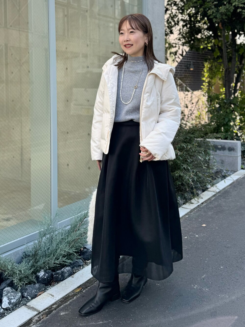「ニットコーデ、ニット、スカート、ダウンジャケット、ロングブーツ、冬コーデ、お出かけコーデ、骨格ストレート、冬アウター、モノトーン、モノトーンコーデ、シアー、大人女子、オトナ女子、オトナカジュアル」｜「NOLLEY’Sのロイヤルゴールドダウン（ダウンジャケット/コート、ホワイト系）」を使った、nol sachieさん（レディース・160cm）の冬コーディネートの5枚目の写真