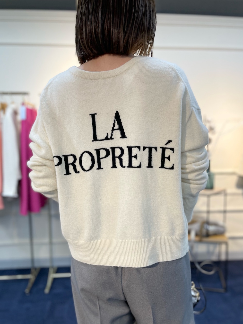 ホワイト系のカーディガン/ボレロ、ブラック系のブーツ、その他のショルダーバッグを着用したレディースの秋コーディネートの7枚目の写真