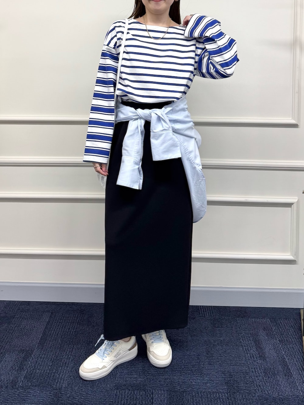 ブラック系のスカート、ブルー系のシャツ/ブラウス、ブルー系のTシャツ/カットソーを着用したレディースの春コーディネートの4枚目の写真