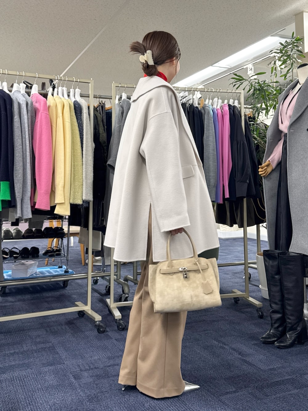 ベージュ系のその他アウター、ホワイト系のシャツ/ブラウス、レッド系のニット/セーターを着用したレディースの秋コーディネートの8枚目の写真