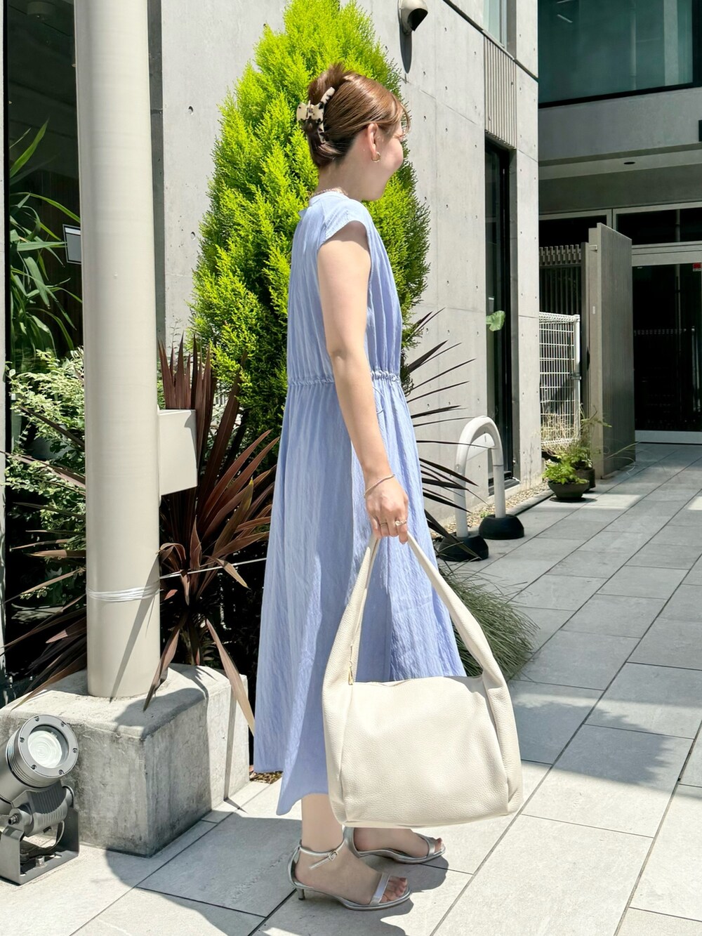 ブルー系のワンピース、ホワイト系のショルダーバッグ、シルバー系のサンダルを着用したレディースの夏コーディネートの6枚目の写真