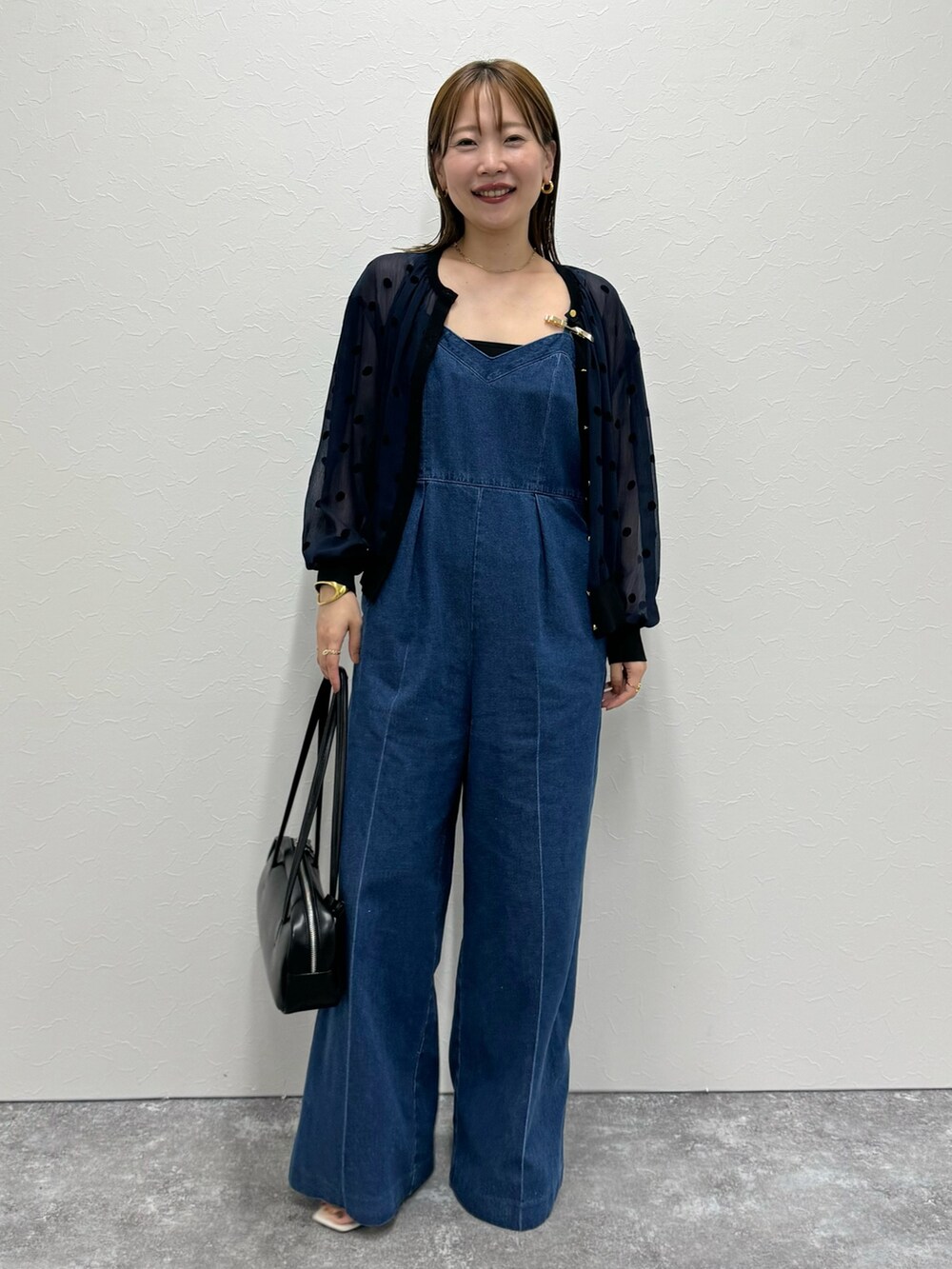 「カーディガン、シアートップス、シアーシャツ、ドット、ドット柄、オールインワン、サロペット、デニムコーデ、デニム、デニムパンツ、ワントーンコーデ、夏コーデ、秋コーデ、秋のコーデ、骨格ストレート」｜「Rie Millerの【RM denim】デニムオールインワン（つなぎ/オールインワン、ブルー系）」を使った、nol sachieさん（レディース・160cm）の夏コーディネートの2枚目の写真