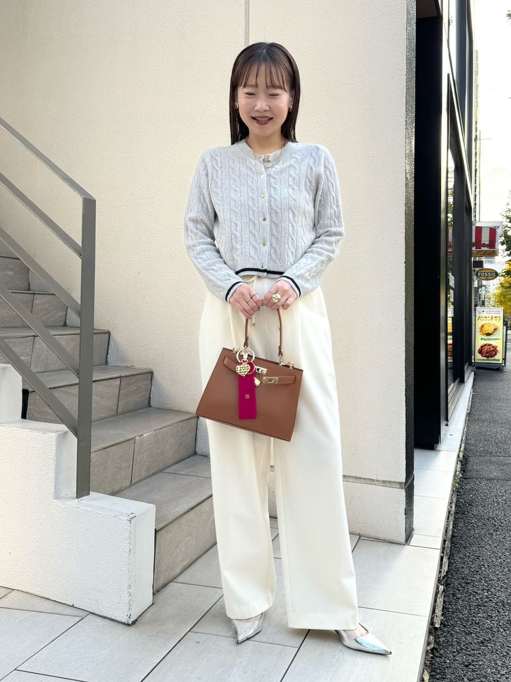 「カーディガン、パンツスタイル、パンツコーデ、大人カジュアル、オトナカジュアル、きれいめカジュアル、ワントーン、ワントーンコーデ、ホワイトコーデ、淡色コーデ、骨格ストレート、冬コーデ、休日スタイル、30代ファッション、30代コーデ」｜「NOLLEY’Sのホールガーメントケーブル柄配色カーディガン（カーディガン/ボレロ、グレー系）」を使った、nol sachieさん（レディース・160cm）の冬コーディネートの3枚目の写真