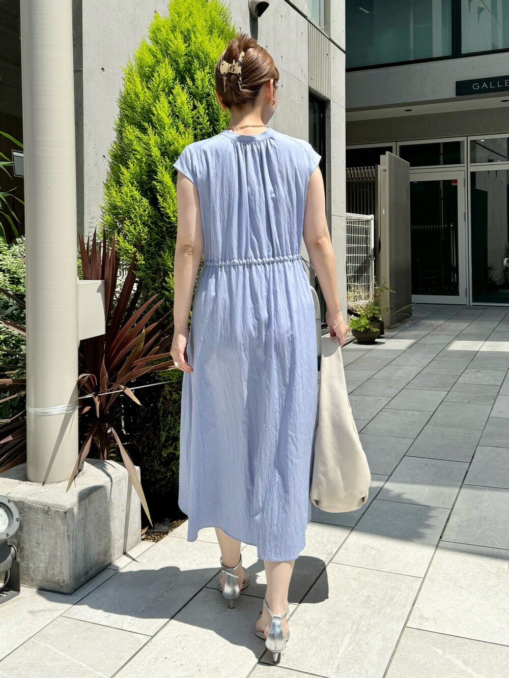 ブルー系のワンピース、ホワイト系のショルダーバッグ、シルバー系のサンダルを着用したレディースの夏コーディネートの9枚目の写真