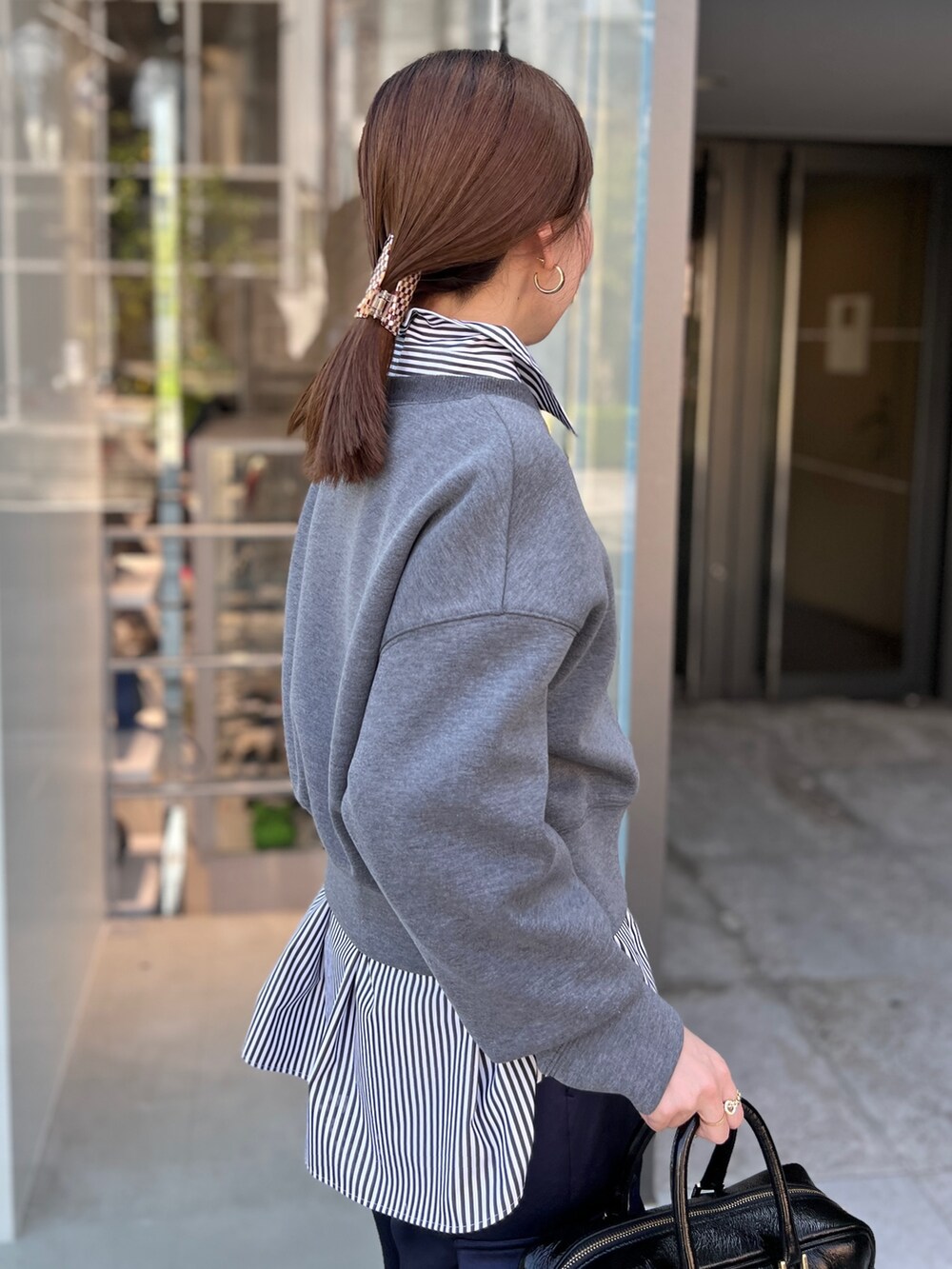 「スウェット、スウェットコーデ、パンツスタイル、パンツコーデ、カーゴパンツ、シャツスタイル、シャツコーデ、骨格ストレート、レイヤードスタイル、オトナカジュアル、大人カジュアル、きれいめカジュアル、秋コーデ、秋服準備はじめました」|「NOLLEY’S Sophiの刺繍ダンボールショートプルオーバーカットソー(Tシャツ/カットソー、グレー系)」を使った、nol sachieさん(レディース・160cm)の秋コーディネートの7枚目の写真