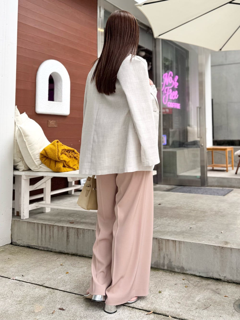 ベージュ系のトートバッグ、ピンク系のその他パンツ、ホワイト系のシャツ/ブラウスを着用したレディースの春コーディネートの8枚目の写真